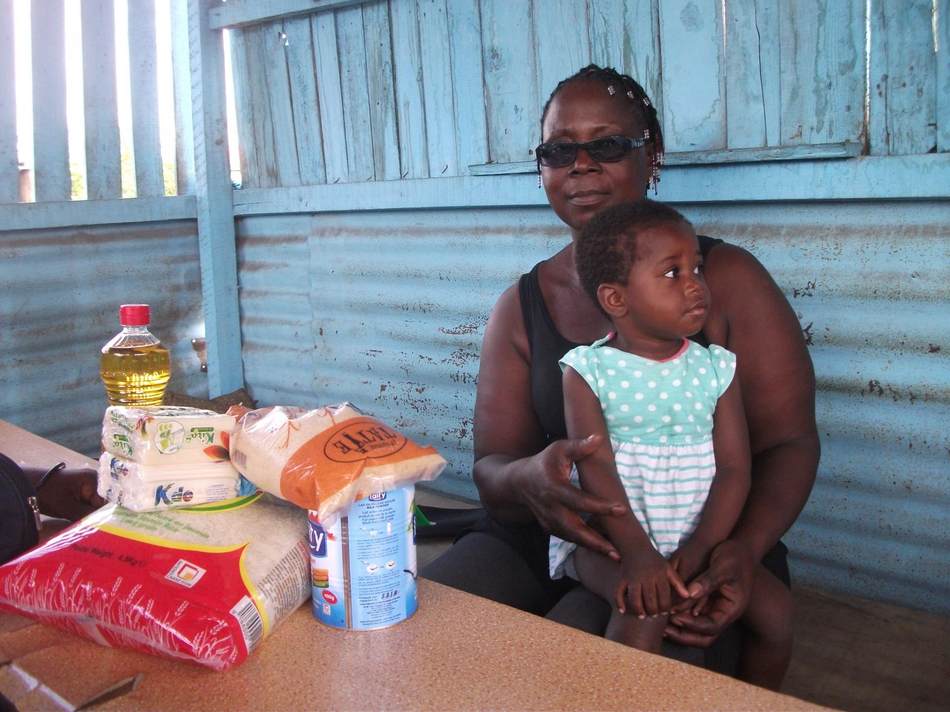 Dons de kits alimentaires aux enfants vulnérables et aux familles pendant la période de COVID-19