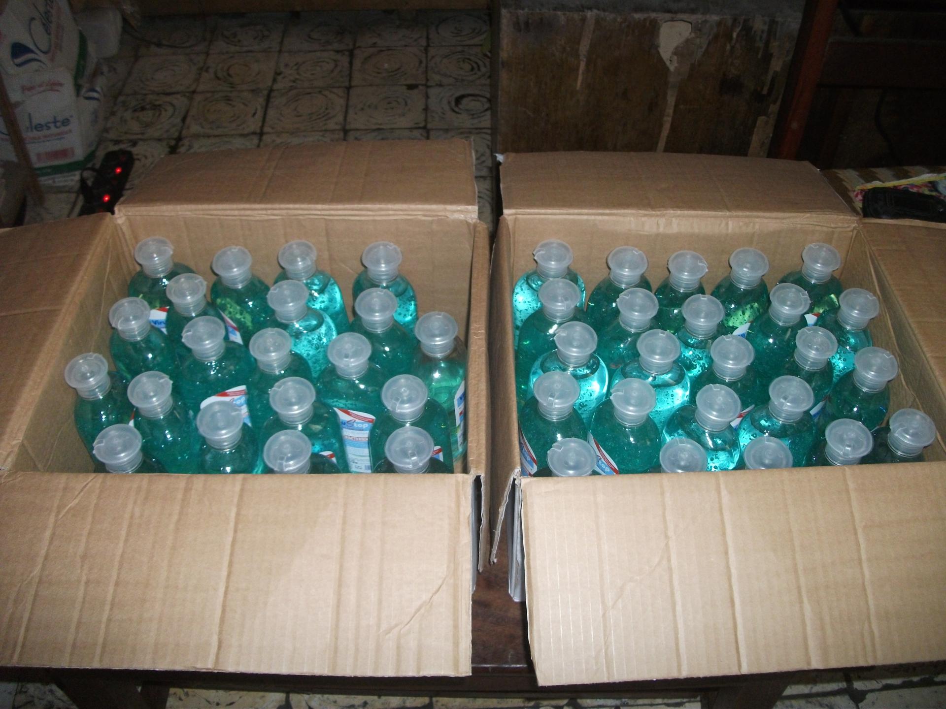 Des gels hydroalcooliques qui sont distribués aux enfants et aux familles pour lutter contre la COVID-19